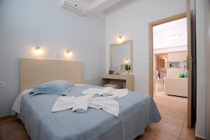 Ropa de cama de alta calidad y caja de seguridad en la habitación 