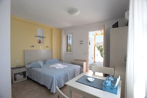 Habitación panorámica, vistas al mar | Ropa de cama de alta calidad, caja fuerte, escritorio