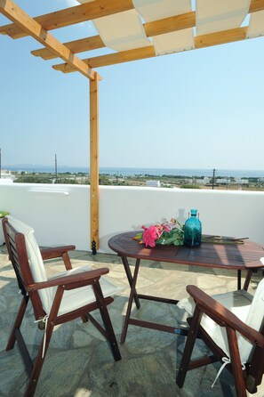 Habitación panorámica, vista al mar | Ropa de cama de alta calidad y caja de seguridad en la habitación 