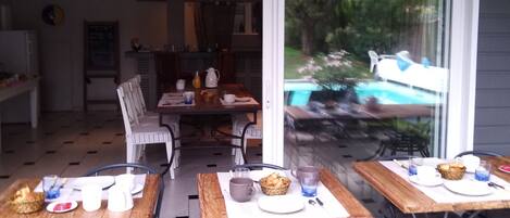 Free daily continental breakfast