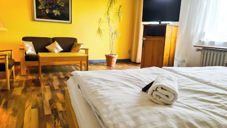 Deluxe Double Room, Balcony | Minibar, individually decorated, individually furnished, desk