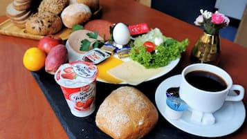 Petit déjeuner complet (12.99 EUR par personne)