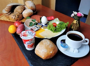 Café da manhã completo todos os dias (EUR 12.99 por pessoa)