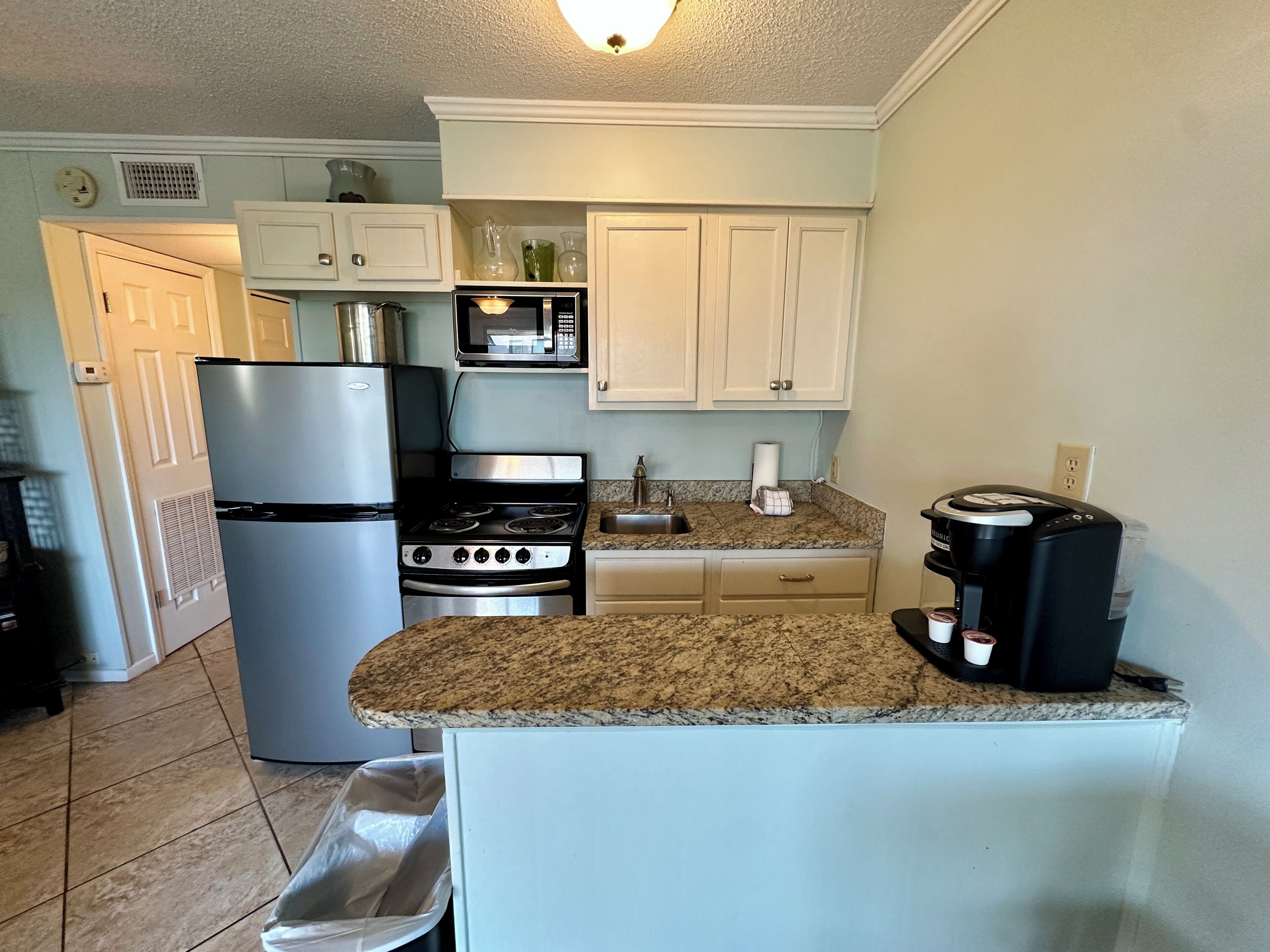 Kjøleskap, mikrobølgeovn, ovn og kokeplater