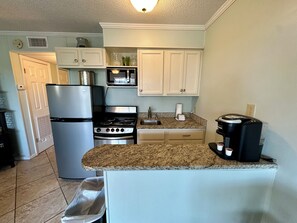 Kylskåp, mikrovågsugn, ugn och spishäll