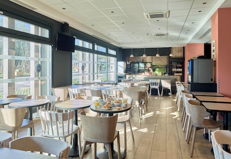 Restoran. B&B HOTEL Paris Meudon Vélizy
