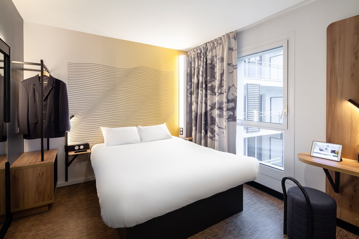 Een bureau, geluiddichte muren, gratis wifi, beddengoed