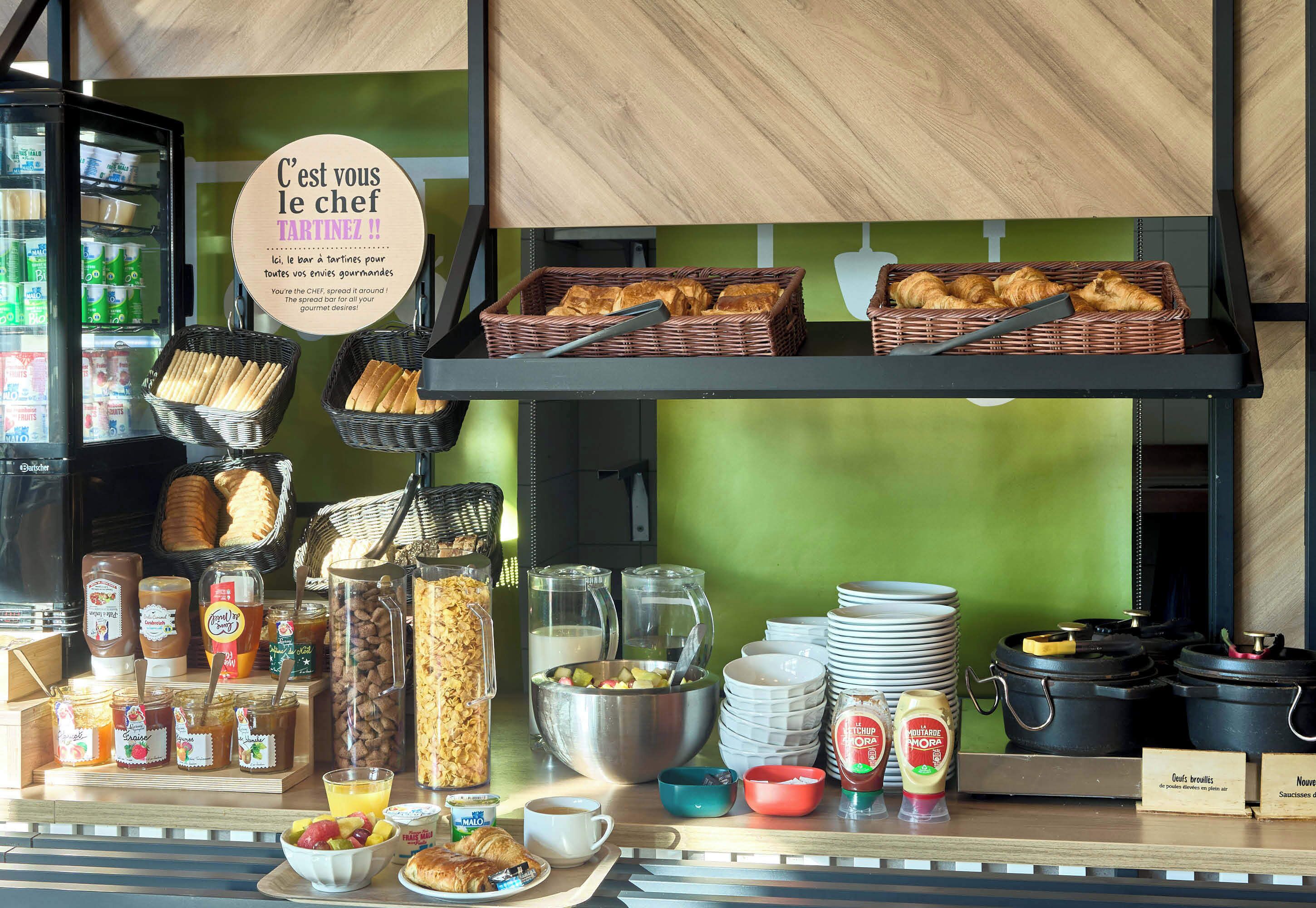 Un bufé de desayuno con diversas opciones de comida y bebidas.
