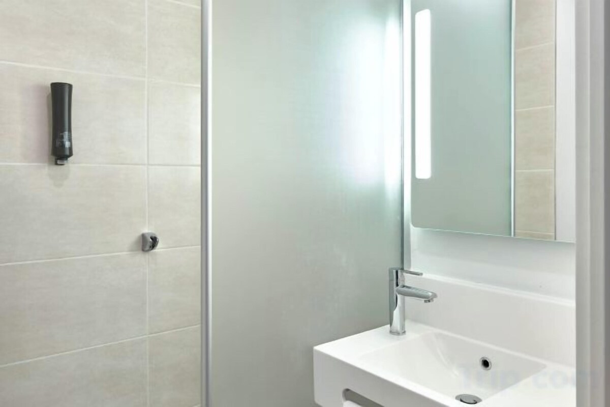 Douche, serviettes fournies, savon, papier toilette