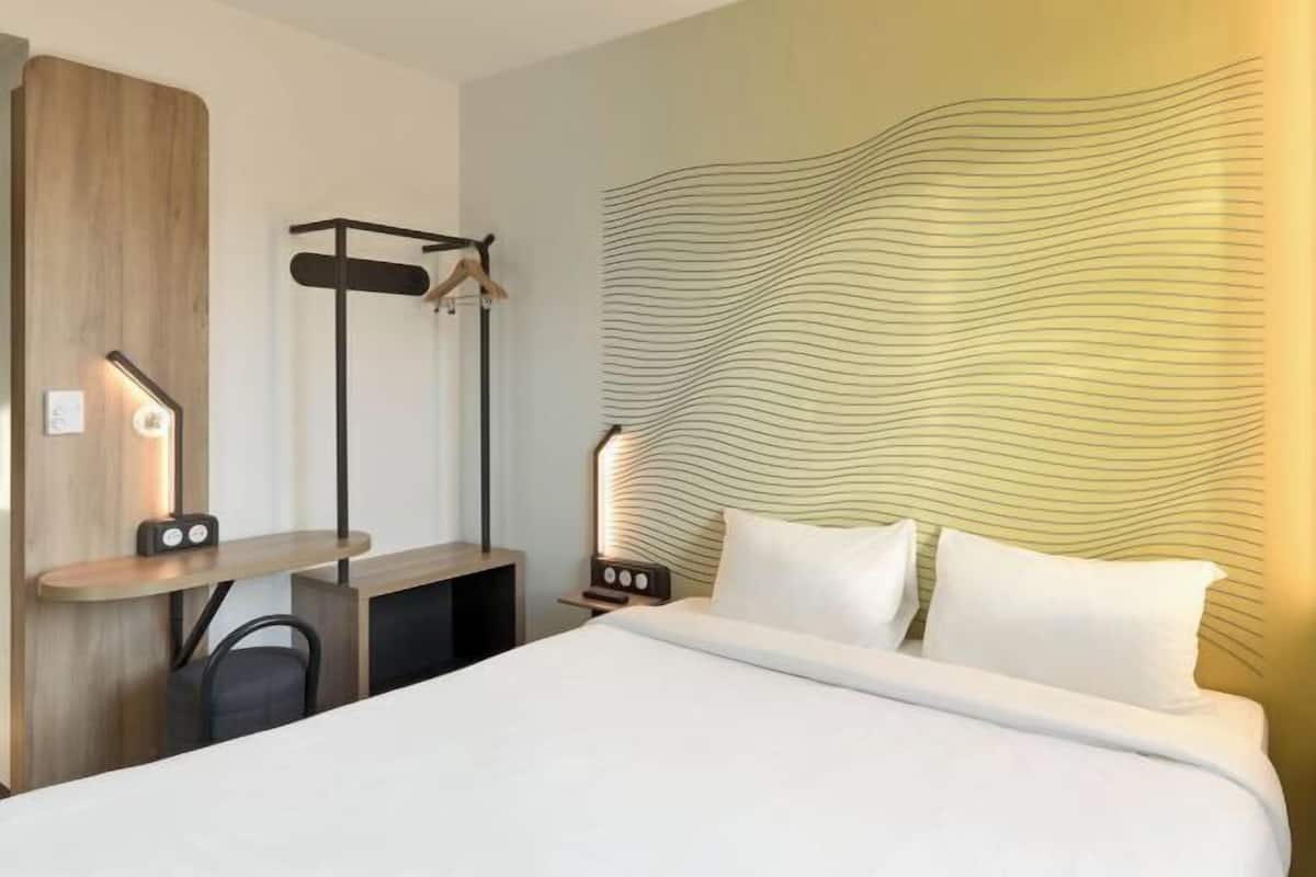 Escritorio, sistema de insonorización, wifi gratis y ropa de cama