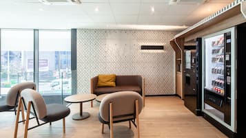 Coin salon dans le hall