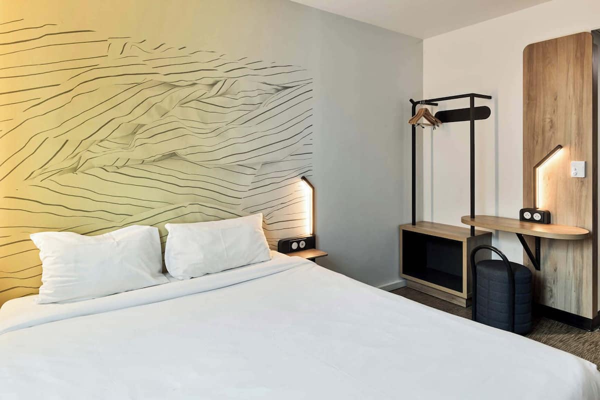 Desk, soundproofing, free WiFi, bed sheets