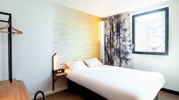 Desk, soundproofing, free WiFi, bed sheets