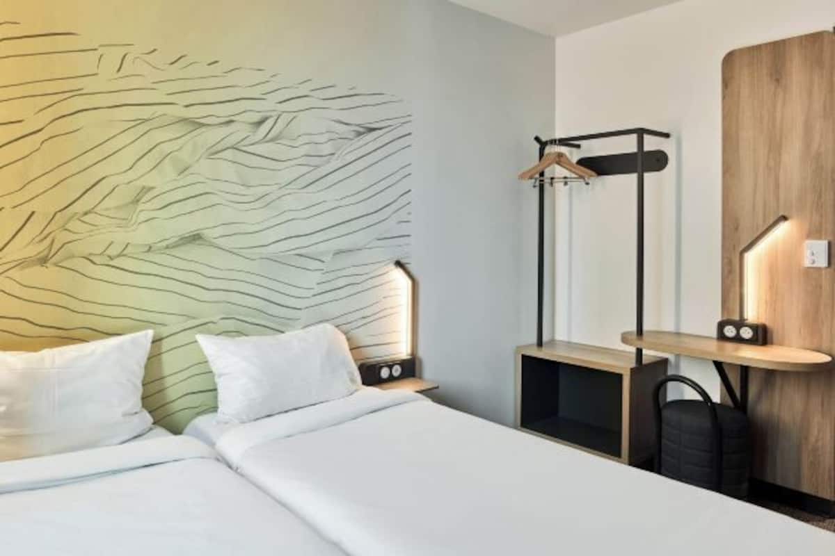 Desk, soundproofing, free WiFi, bed sheets