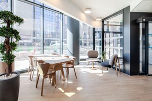 Lobby sitting area - B&B HOTEL Paris Porte de Bagnolet (Bagnolet)