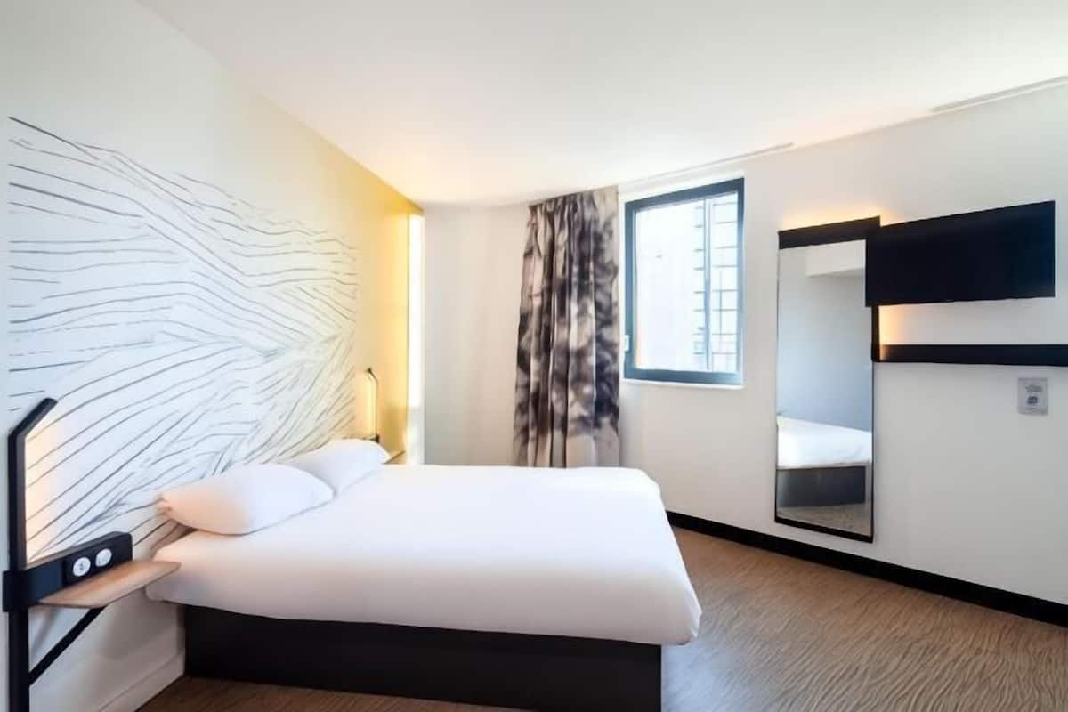 Desk, soundproofing, free WiFi, bed sheets