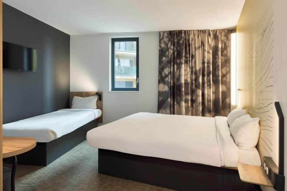 Escritorio, insonorización, wifi gratis y ropa de cama