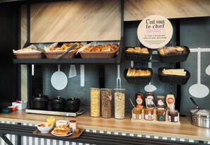 Se ofrece un desayuno bufé todos los días (por un coste adicional)