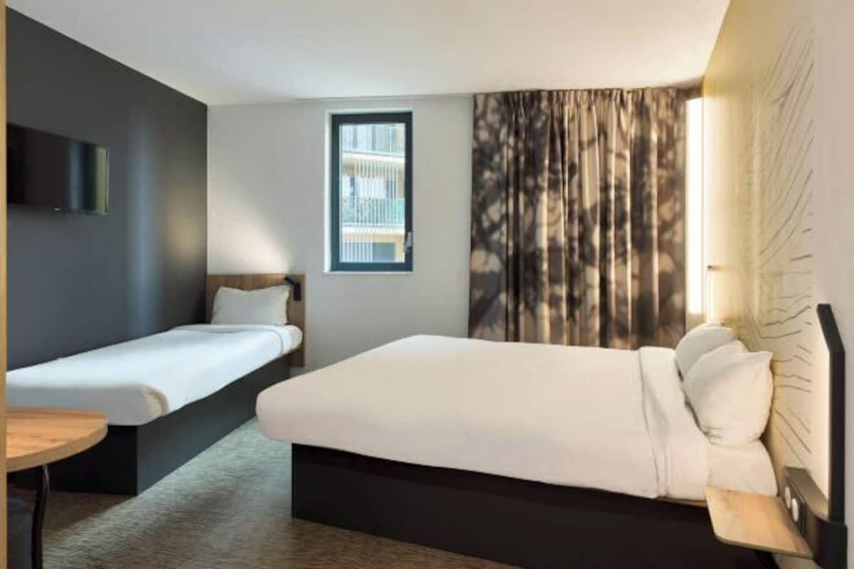 Desk, soundproofing, free WiFi, bed sheets