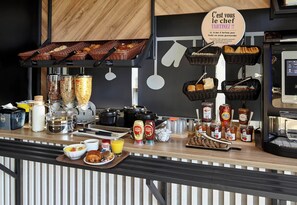 Ein Frühstücksbuffet mit verschiedenen Speisen, Gewürzen und einer Kaffeestation.