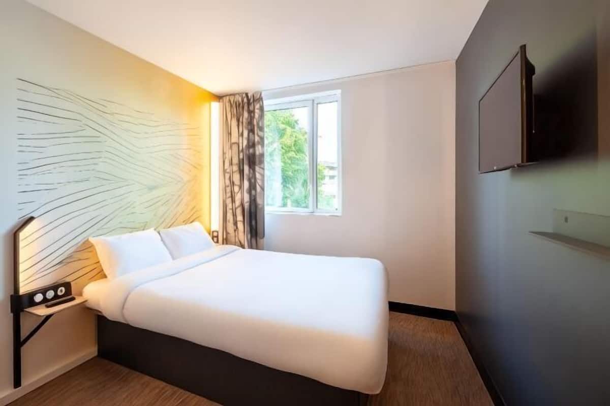 Escritorio, wifi gratis, ropa de cama