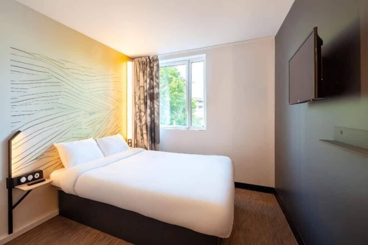 Escritorio, wifi gratis y ropa de cama