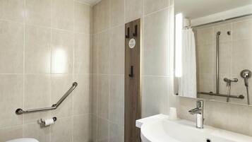 Kamar Double, difabel mobilitas | Kamar mandi | Shower, handuk, sabun, dan tisu toilet