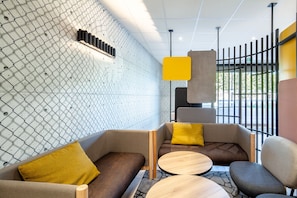 Coin salon dans le hall