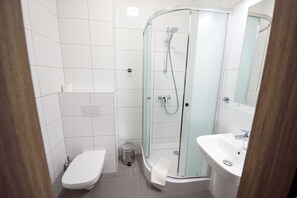 Shower, perlengkapan mandi gratis, handuk, dan sabun