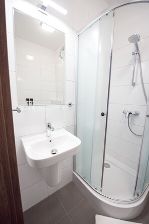 Standard Studio Suite | Bathroom | Shower, free toiletries, towels, soap - Lawendowy Dwór (Pszczolki)