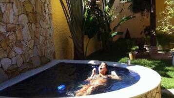 Tina de hidromasaje al aire libre