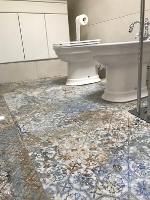 Phòng đôi Deluxe | Phòng tắm | Buồng tắm vòi sen, đồ dùng nhà tắm được thiết kế riêng, máy sấy tóc