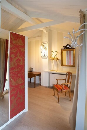 Chambre Deluxe double | Literie de qualité, couette en duvet, lit avec matelas à plateau-coussin