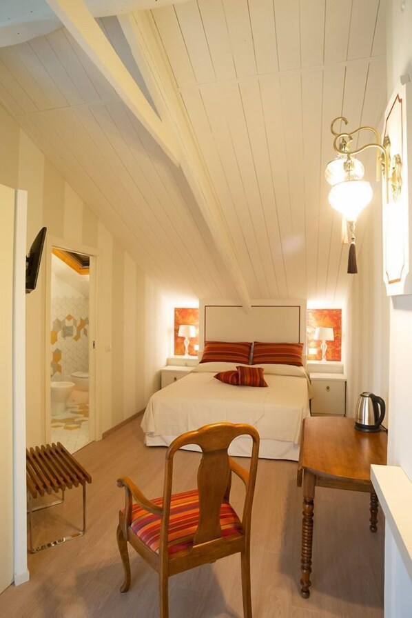 Phòng đôi Deluxe | Bộ đồ giường cao cấp, chăn bông, nệm có lớp đệm bông, minibar