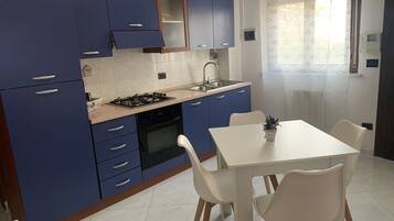 Frigorifero, forno, piano cottura, macchina per tè/caffè