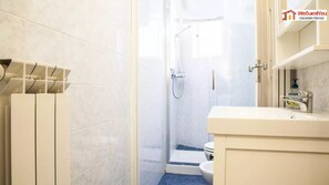 Shower, rainfall showerhead, free toiletries, hair dryer