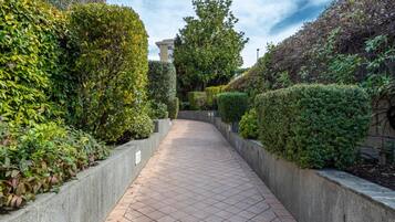 Classic Apartment, 1 Bedroom, Garden View | Property grounds