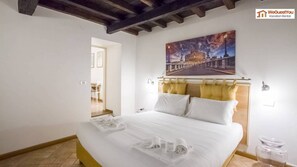 Classic-Apartment, 1 Schlafzimmer, Stadtblick | 1 Schlafzimmer, Bügeleisen/Bügelbrett, kostenloses WLAN, Bettwäsche