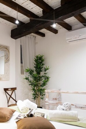 Classic-Apartment, 1 Schlafzimmer, Stadtblick | 1 Schlafzimmer, Bügeleisen/Bügelbrett, kostenloses WLAN, Bettwäsche