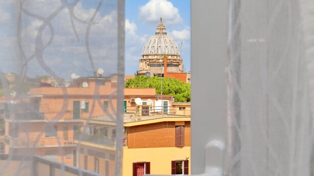 A view of a building with a dome and a balcony. - Maison Roberta (Rome)
