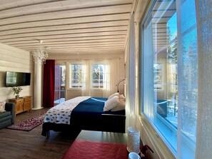 Deluxe Suite, 1 King Bed with Sofa bed, Balcony, Park View