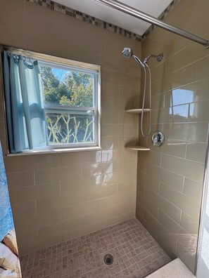 Dusche, Haartrockner, Handtücher, Seife
