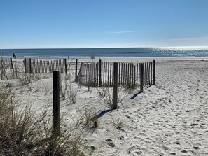 On the beach - Gone Coastal! 2 from oceanfront! Central air! (Hilton Head Island)