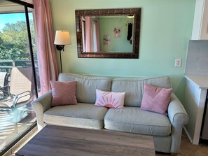 Smart TV - Gone Coastal! 2 from oceanfront! Central air! (Hilton Head Island)