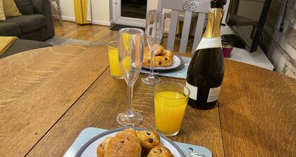 Gemütliches Canalside House