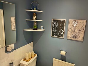 Suihkun ja ammeen yhdistelmä, hiustenkuivaaja, pyyhkeet, saippua