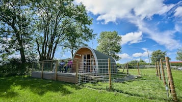 Huisje, 1 queensize bed met slaapbank | Terrein van de accommodatie