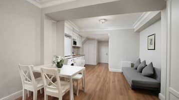 Family Studio | Minibar, in-room safe, desk, laptop workspace