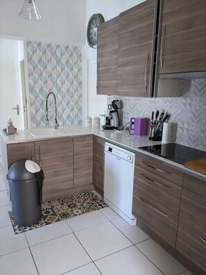 Fridge, microwave, oven, stovetop - House with pool near the beach and shops (agde)