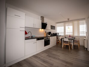 Kühlschrank, Mikrowelle, Ofen, Geschirrspüler